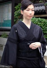 喪服を着た未亡人に残ったのは借金だけ