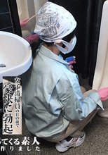 純粋で大人しそうな女子清掃員が掃除をしているらしいと噂の男子トイレに入って豪快に勃起してみました
