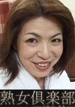 貧乳デカ乳首のスレンダー美人四十路