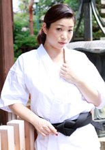 押忍！美樹先生の筆おろし～若いエキスぶちまけなさい～ - 神崎美樹