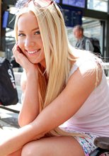 自信満々のブロンド美女をポルノスターにしてあげました