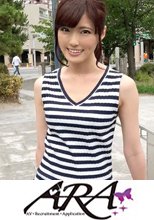 カーディーラーの美人受付嬢さらちゃん参上！応募理由は「不特定多数の男にSEXを見られたいからAVかなって…♪」確かに！性癖を全面アピールする受付嬢は待ち合わせからヤル気満々！早速オナニー見られ大興奮しマ○コびしょびしょ状態！どこで学んだのか凄いフェラテクも魅せ付けてくる変態受付嬢！敏感マ○コは何度もイカされ大満足！！「私、ラーメンで言うと何味ですかね？」それ言わなきゃダメ？