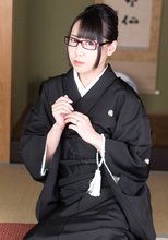 パンツを脱いでもメガネは外しません！〜哀愁漂う喪服未亡人の肉体〜