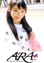 【マジメロリ】23歳【書店員】ひかりちゃん参上！普通は本屋で真面目に働く彼女の応募理由は『普段のSEXが物足りないないんです…』聞けば過去の男に調教されて、普通のプレイでは興奮しなくなったと言う。。。早速窓際で【公開オナニー】電マあてて自ら【潮吹き】普段は出せない本当の自分をさらけ出す【真面目書店員】マン汁たらたら垂らして『ごめんなさい。。。もっと見て…』どんな調教されてきたのだろう。『犯して下さい！ごめんなさい…』大興奮でイキまくる！【超ド級の変態美少女】目に焼き付けろ！