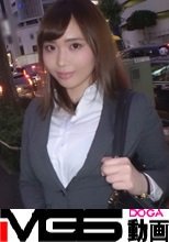 マジ軟派、初撮。 1376 インタビューの為に撮影に応じてくれた癒し系OL 恋愛のアドバイスと称してキスを迫れば戸惑いながらも男優のテクに顔をとろけさせ、そのまま流されてオナニー→セックス 経験したことのない激しいピストンに背を仰け反らせてイき乱れる！