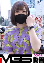 マジ軟派、初撮。 1493 『新宿駅で大量のコンドームをブチまけてみた！』という企画(のフリ)を決行！拾ってくれた優しい女の子をインタビューと称してホテルへ連れ込み！ゴムをつけて0.01mmのソーシャルディスタンス！小柄な体型由来の狭いオマ○コを堪能すると、可愛い喘ぎ声が部屋に響く！