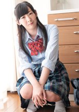 制服とブルマが似合う潮吹きむすめ！