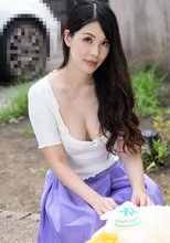 朝ゴミ出しする近所の遊び好きノーブラ奥さん 上山奈々