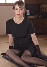 四十九日の未亡人 ～ずっと触ってみたかった男とダメよと言いながら腰を振る女～