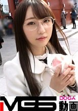 マジ軟派、初撮。 1923 ひかえめメガネ美少女をホテルに連れ込む背徳感！押しに弱すぎてされるがままに胸やお尻を揉まれ… 電マで潮吹きまくるスケベ体質！狭いマ●コはバイブを奥まで咥え込む！プリプリ美尻に腰を打ち付けられて目がトロン…♪『初めてのことだらけで///』18歳の少女のムッツリ心が開花！