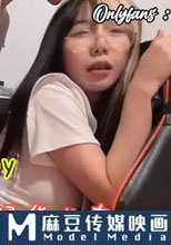 超短裙眼鏡騷貨女友按倒桌子上扶腰後入騷穴