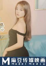 在客廳與女友的淫蕩姐姐激情做愛