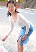 朝ゴミ出しする近所の遊び好きノーブラ奥さん 新城由衣