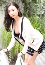 朝ゴミ出しする近所の遊び好きノーブラ奥さん 小島あゆ